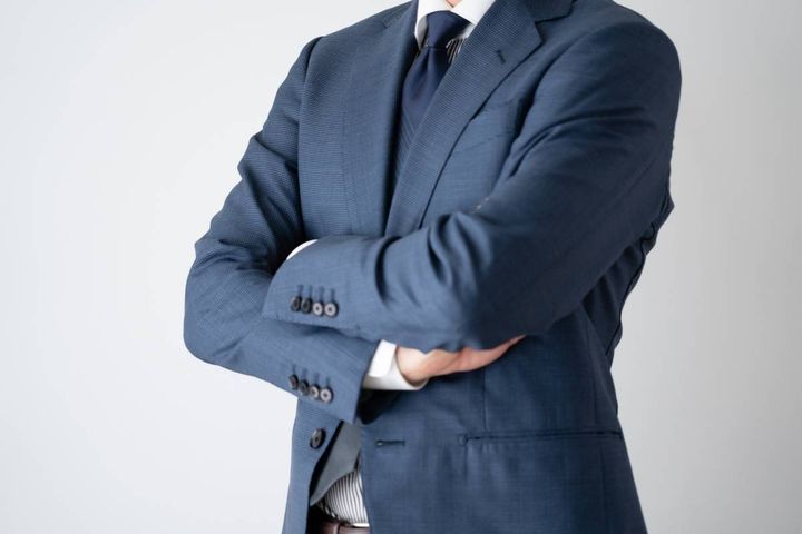 腕組みをする人