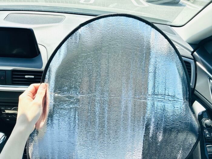 【セリア】110円でいいの？『夏場の車内の救世主』上からスポッと被せるだけで「熱っ！」を回避