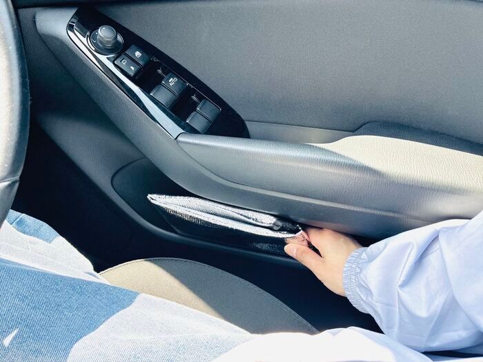 【セリア】110円でいいの？『夏場の車内の救世主』上からスポッと被せるだけで「熱っ！」を回避