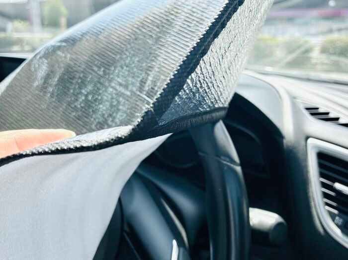 【セリア】110円でいいの？『夏場の車内の救世主』上からスポッと被せるだけで「熱っ！」を回避