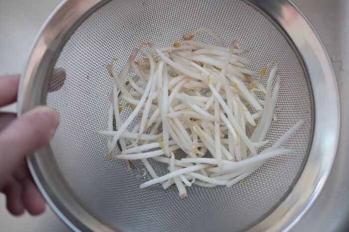 いつもの「もやし」が激変！たった50℃で〈店みたいなシャキシャキ食感〉になる裏ワザ