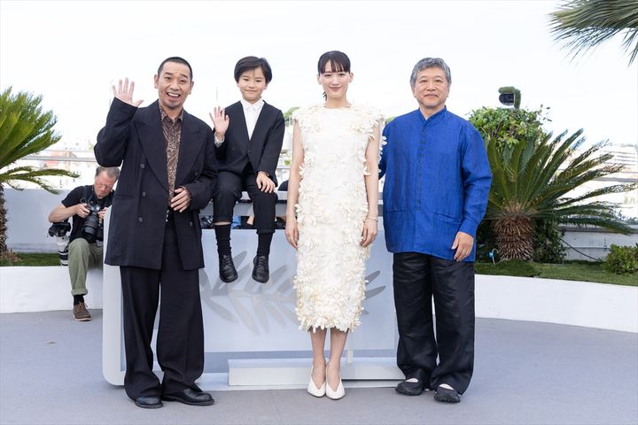 第79回カンヌ国際映画祭『箱の中の羊』フォトコールに出席した（左から）大悟、桑木里夢、綾瀬はるか、是枝裕和監督 （C）Kazuko WAKAYAMA width=