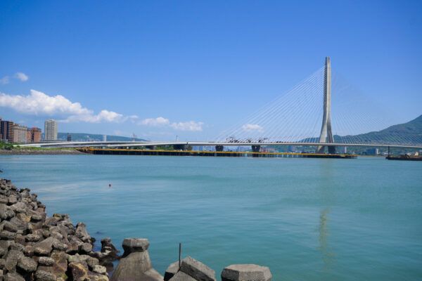 台湾で世界最大の単主塔非対称斜張橋「淡江大橋」が開通。新たな都市のランドマークに