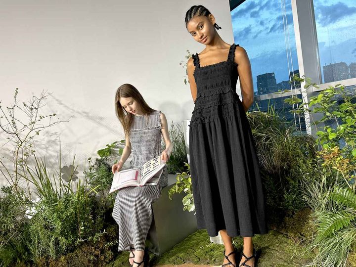 画像: 【ユニクロ アンド セシリー バンセン】左：シャーリングTノースリーブ¥2,990、シャーリングスカート¥4,990 右：シャーリングワンピースノースリーブ（一部店舗にて販売）¥5,990 www.uniqlo.com