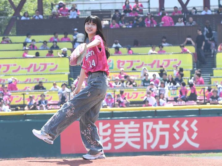 画像3: 元乃木坂・久保史緒里が通算6度目のセレモニアルピッチ「イーグルス愛を込めた」ノーバウンド投球で、3度目“共演”古謝樹投手の初勝利を後押し