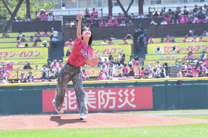 画像4: 元乃木坂・久保史緒里が通算6度目のセレモニアルピッチ「イーグルス愛を込めた」ノーバウンド投球で、3度目“共演”古謝樹投手の初勝利を後押し