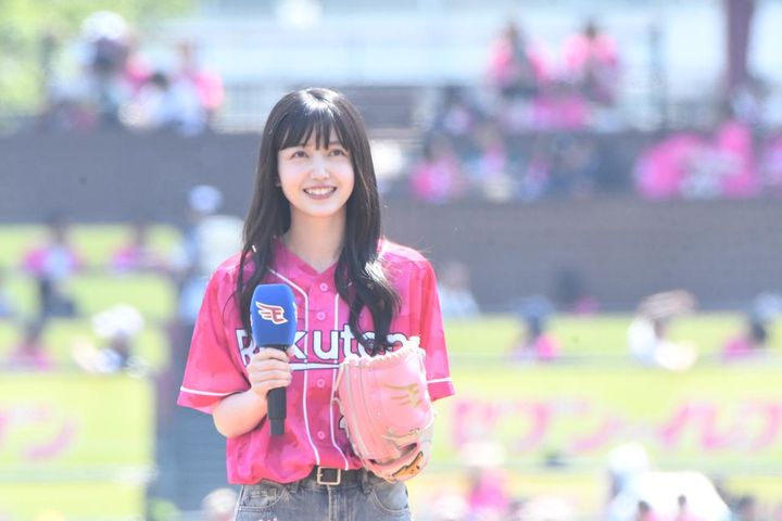 画像1: 元乃木坂・久保史緒里が通算6度目のセレモニアルピッチ「イーグルス愛を込めた」ノーバウンド投球で、3度目“共演”古謝樹投手の初勝利を後押し