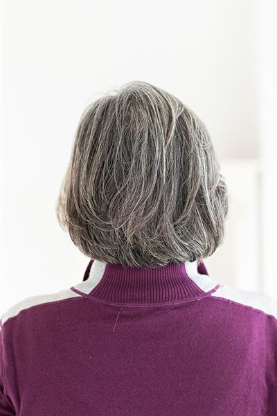 グレイヘア岡村恭子後ろ