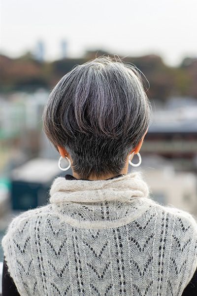 グレイヘア鴨野みゆき後ろ