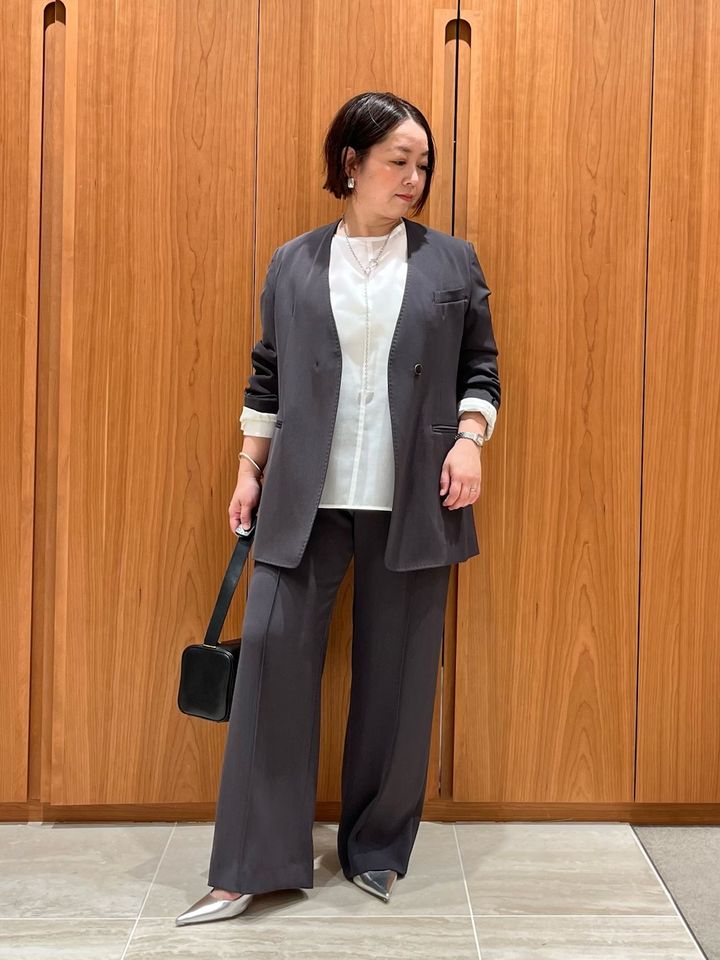 グレーのセットアップに透け感ブラウスをイン