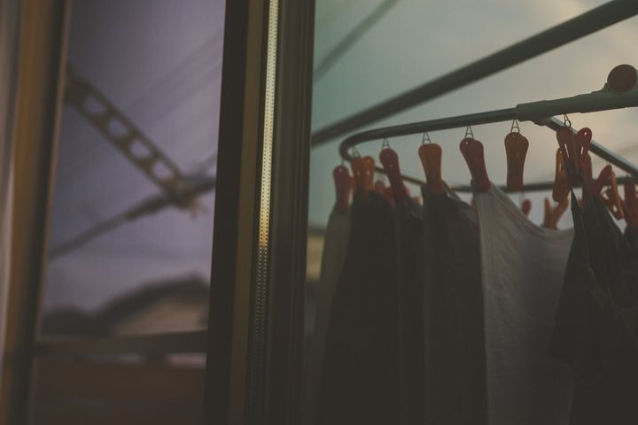夜間、屋外に洗濯物を干し続けるデメリットとは？（画像はイメージ）