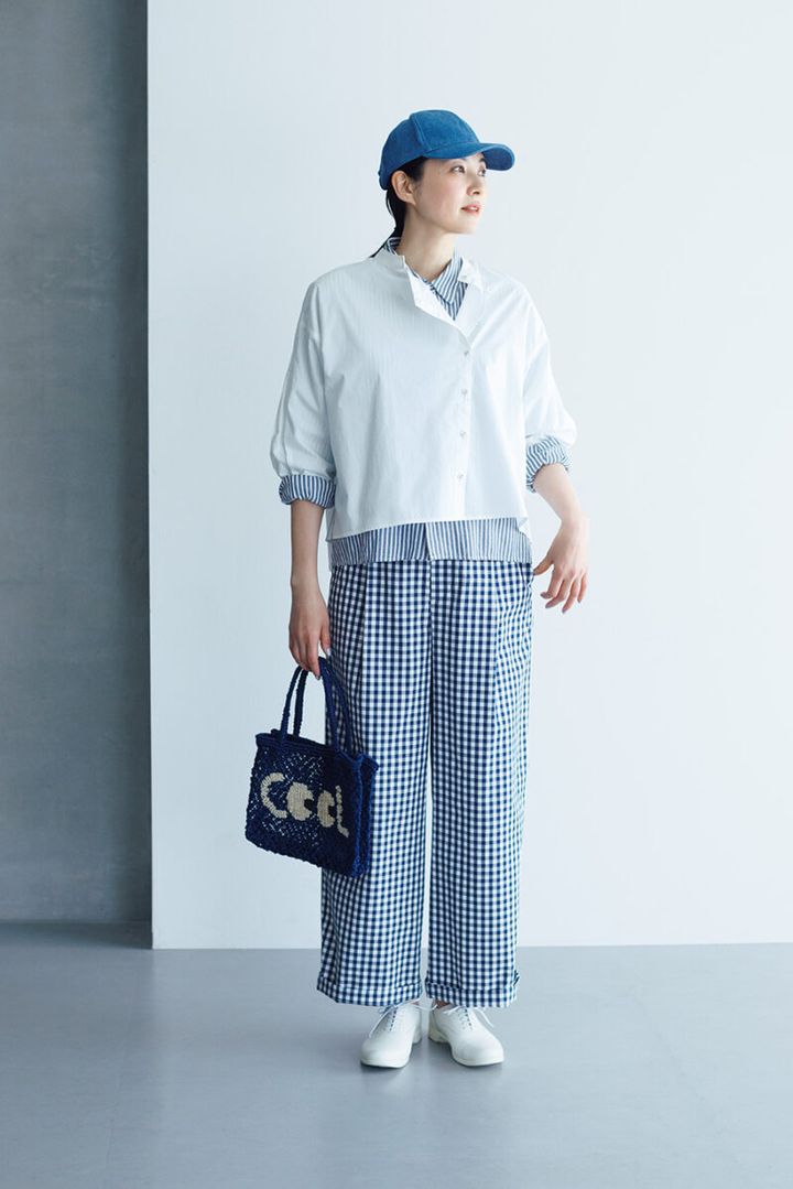 アシンメトリーシャツ¥20,900 ／ロワズィール、ストライプシャツ¥24,200 ／ヤエカ（ヤエカ アパートメント ストア）、ギンガムチェックパンツ¥26,400 ／ル シェル ド ハリス（金万）、レースアップシューズ¥22,000／トラベルシューズ（プリュス バイ ショセ）、キャップ¥16,500 ／ミュールバウアー、バッグ ¥13,420 ／ザ・ジャクソンズ（ともにアッシュ・ペー・フランス）
