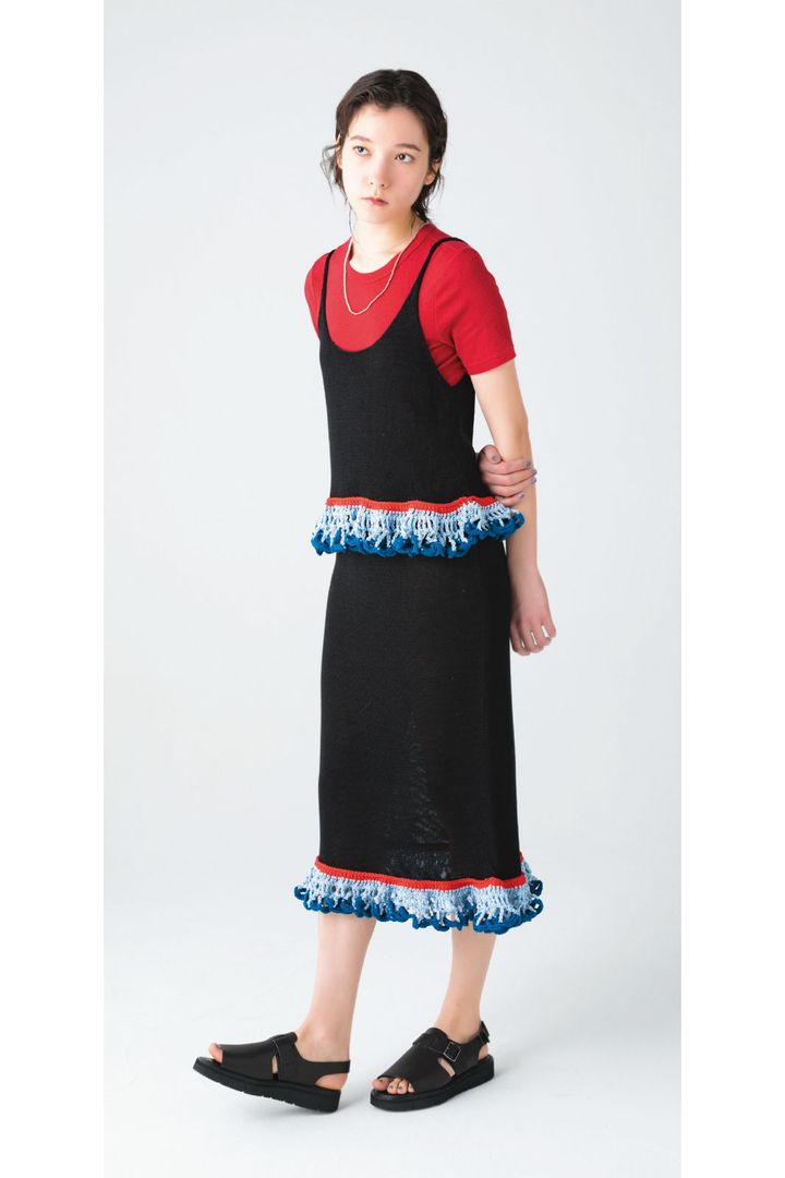 キャミソール ¥41,800 スカート ¥64,900 Tシャツ ¥17,600（以上ババコ／Orchard Lane info@babaco.jp） パール×シルバーネックレス ¥47,300（イレーヴ TEL. 03-5785-6447） シューズ ¥44,000（ビューティフル・シューズ／オーセンティック・シュー＆コー TEL. 03-5808-7515）