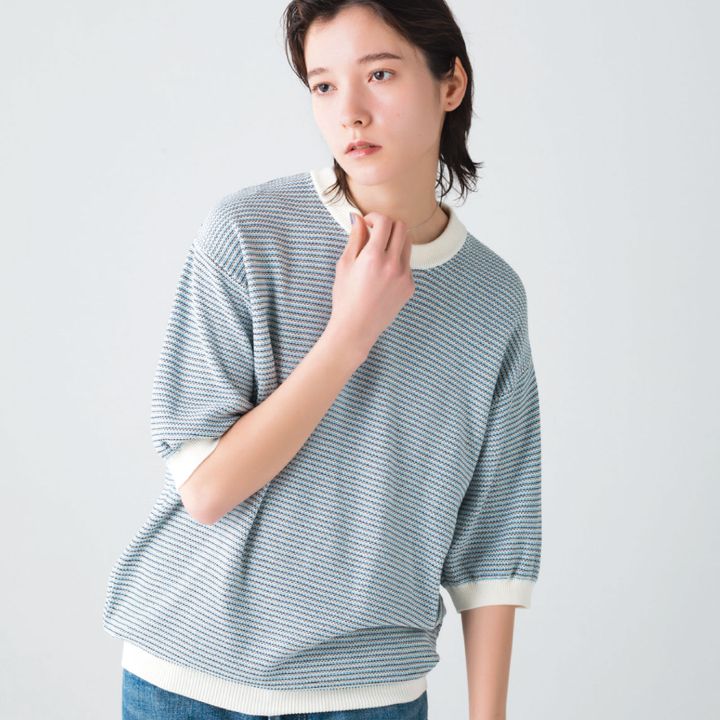 プルオーバーニット ¥44,000（へリル／にしのや TEL. 03-6434-0983） シルバーチョーカー ¥24,200（シシ ジョイア／ギャルリー・ヴィー 丸の内店 TEL. 03-5224-8677）
