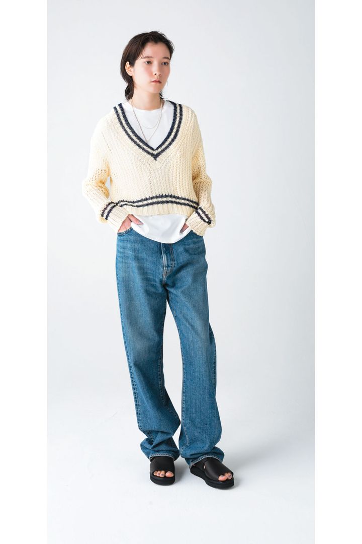 ニットトップス ¥14,960（ビームス ボーイ／ビームス ボーイ 原宿 TEL. 03-5770-5550 ） Tシャツ ¥14,300（ギャルリー・ヴィー／ギャルリー・ヴィー 丸の内店） デニムパンツ ¥34,100（ザ シンゾーン／シンゾーン ルミネ新宿店）