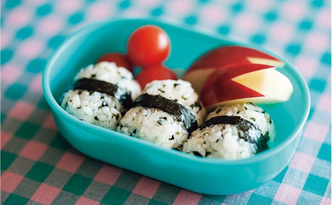 【おにぎりレシピ】お弁当は手づかみ食べがおいしいよね！「たくあんとわかめのおにぎり」のレシピの画像1