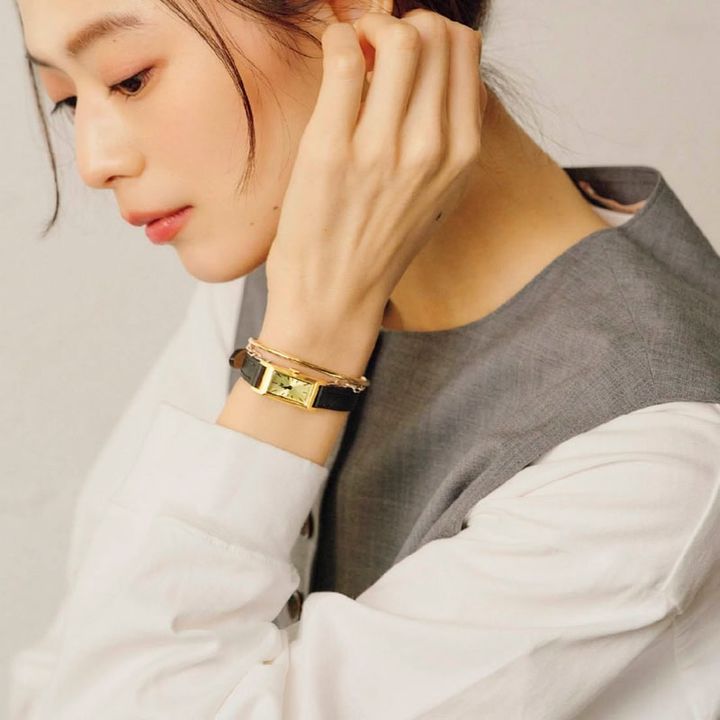 時計は、ヴィンテージライクなスクエアフェイスが人気。バングルとも好相性。時計¥36,300（リップ／エイチエムエスウォッチストア 表参道） バングル¥86,900（モニス） ブレスレット¥27,500（プリュイ／プリュイ トウキョウ） ベスト¥33,000（バッカ／ビー エディション ニュウマン新宿店） カットソー¥24,200（チノ／モールド）