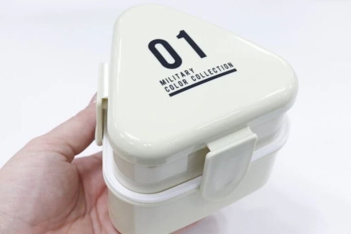 ダイソー2段おにぎり弁当箱三角型