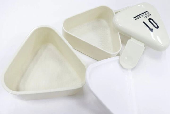 ダイソー2段おにぎり弁当箱コンパクト