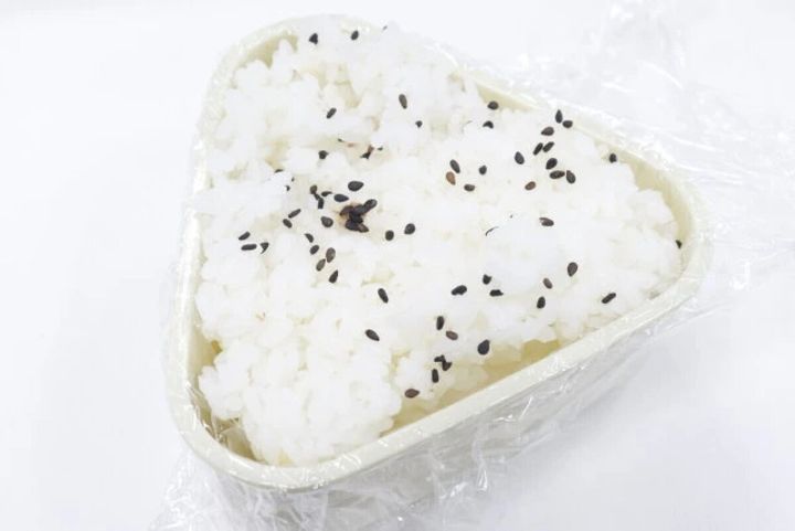ダイソー2段おにぎり弁当箱ラップ