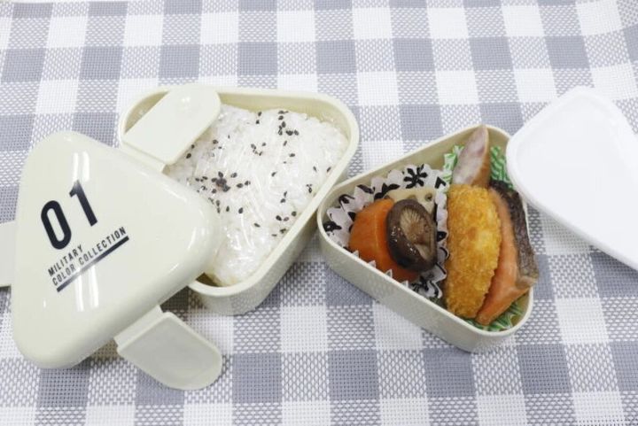 ダイソー2段おにぎり弁当箱満足ボリューム