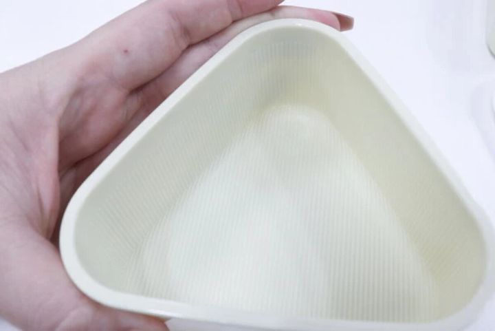 ダイソー2段おにぎり弁当箱内側エンボス加工