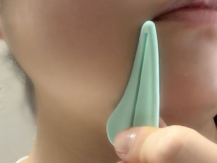 ダイソーのチェーン付きかっさはフェイスラインにピタッとフィットする