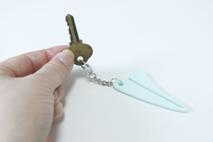 ダイソーのチェーン付きかっさを鍵に取り付けた状態