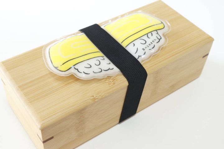 セリアのランチベルト用保冷剤 寿司柄は黒色のベルトを巻くとお寿司の見た目になる遊び心のあるデザイン