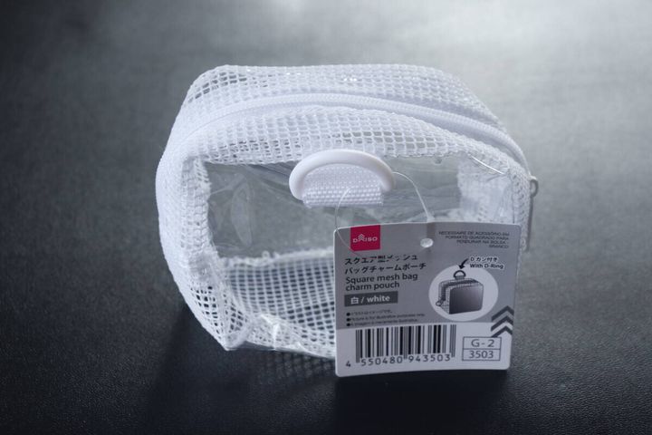 ダイソーのスクエア型メッシュバッグチャームポーチのパッケージ