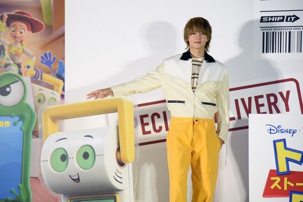 スマーティー・パンツと共に、映画の見どころを話す佐野勇斗