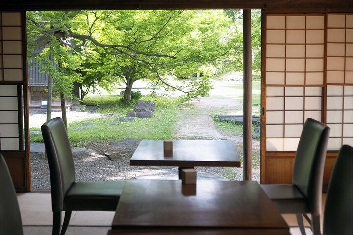 明治の豪商邸宅がカフェに。青もみじが見頃の「竹の丸スイーツカフェ」で至福のお茶時間