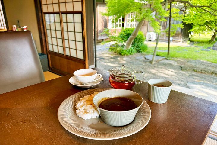 明治の豪商邸宅がカフェに。青もみじが見頃の「竹の丸スイーツカフェ」で至福のお茶時間