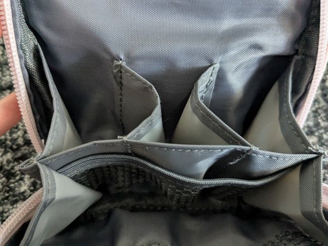 BRILMYコスメポーチ S-sizeの仕切り収納部分のアップ