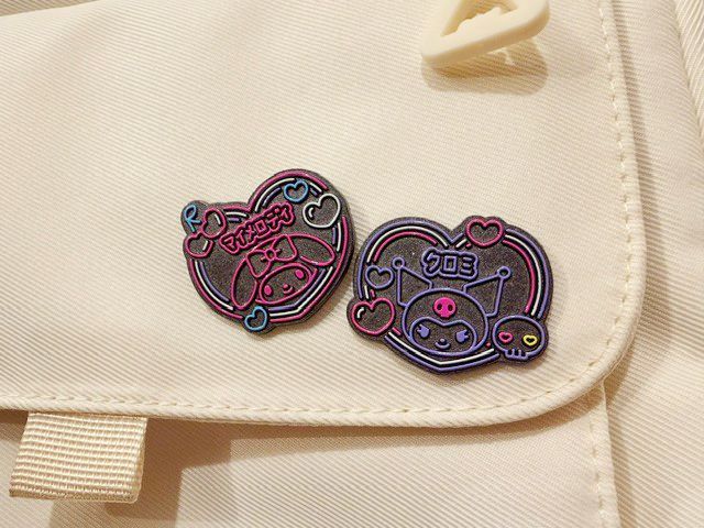 サンリオキャラクターズ ビビッドネオンピンバッジ 使用例