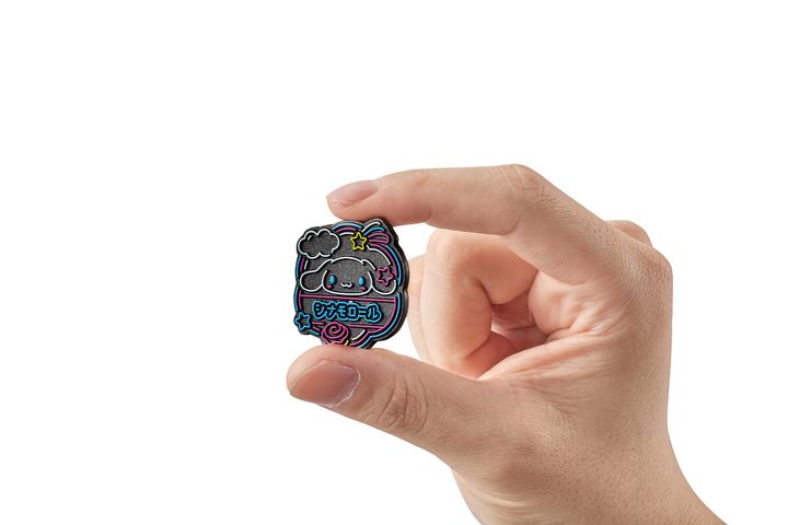 サンリオキャラクターズ ビビッドネオンピンバッジ サイズ感