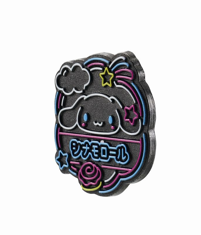 サンリオキャラクターズ ビビッドネオンピンバッジ 素材感