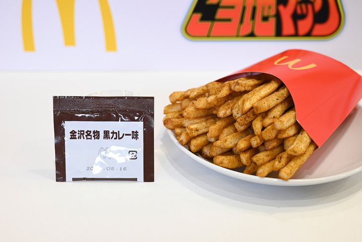 金沢名物「黒カレー」を再現した「シャカシャカポテト® 金沢名物黒カレー味」ポテト単品＋50円～、バリューセット価格＋50円～