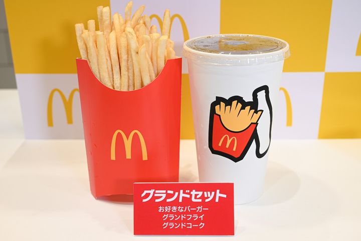 Lサイズを超える“ビッグ”サイズの「グランドコーク」440円～、「グランドフライ」490円～