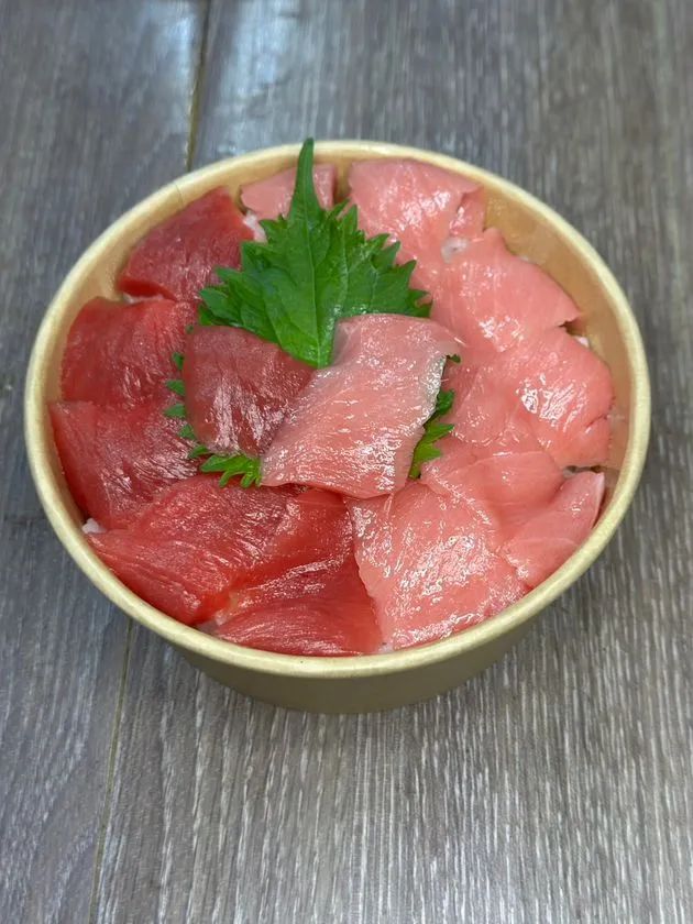 糸島海鮮食堂 そらりの本マグロ丼、本マグロの中トロと赤身を糸島産の米と醤油とあわせた丼ぶり