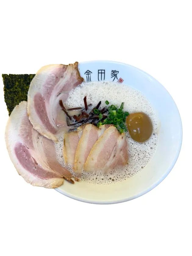 「金田家」ロゴ入り白丼に盛られた博多豚骨ラーメン。厚切りチャーシュー2枚・海苔・きくらげ・ネギ・味噌玉をトッピングした白濁スープの一杯