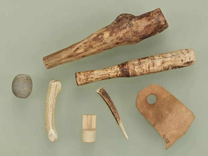 旧石器時代〜縄文時代初期の石錘・鹿角製品・骨角器・穿孔石器など7点の道具類を俯瞰配置した資料写真