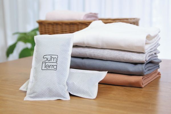繰り返し使えて土壌に還せるsumiterra「衣類の調湿炭」がオンラインで発売中