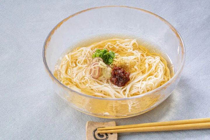 鬼うま！夏メシ革命をそうめんにのせた冷麺アレンジ。透明ガラスボウルにそうめんを入れ薬味とともにトッピングした夏の食べ方提案ショット