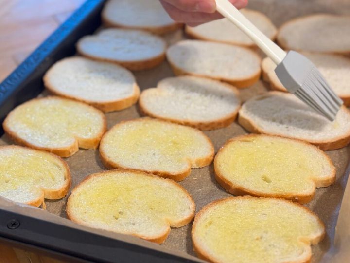 100円で購入した刷毛でバターを塗る