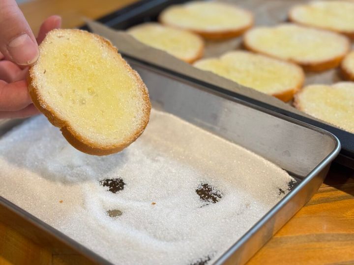 アルミバットの中でグラニュー糖をまぶす