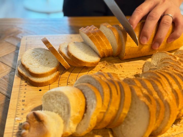 IKEAで購入したパン切包丁で薄くカットフランスパン