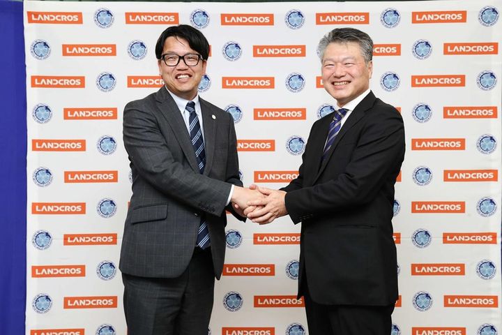 画像: 水戸ホーリーホックの小島耕代表取締役社長（左）と日立建機の先崎正文執行役社長兼COO（右）