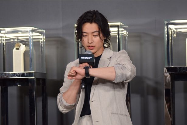 「ウブロ ビッグ・バン リローデッド」の着け心地について聞かれる山﨑賢人さん 撮影：ソムタム田井