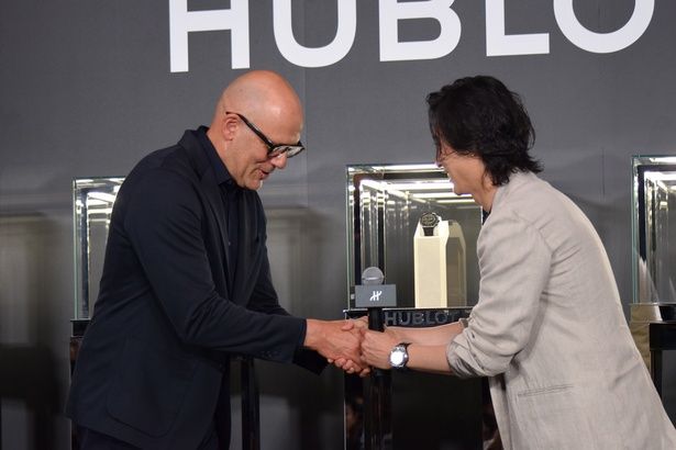 握手を交わすマキシム・アラールさんと山﨑賢人さん 撮影：ソムタム田井